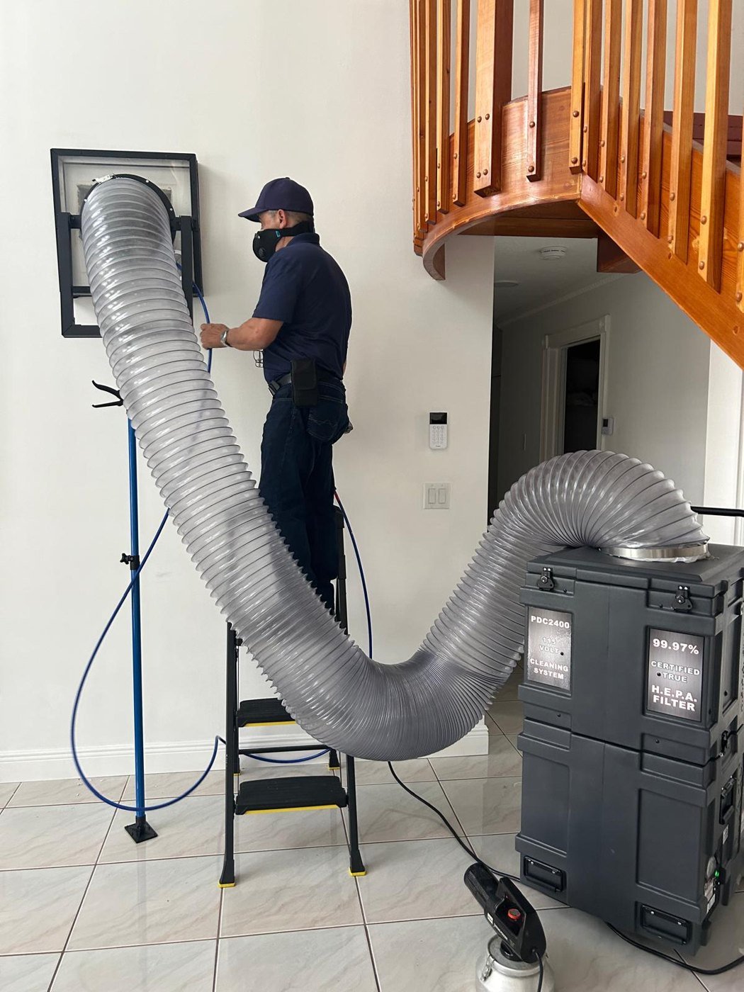 Técnico limpiando ducto de aire acondicionado en el techo en Miami