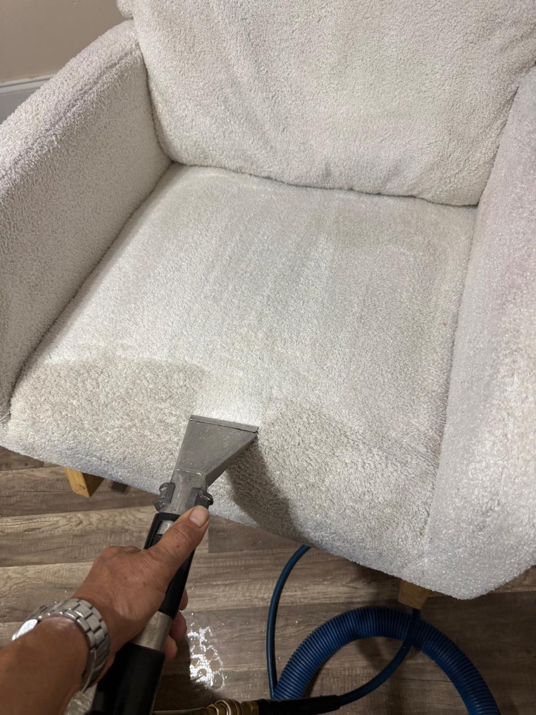 Sillón blanco recién limpiado