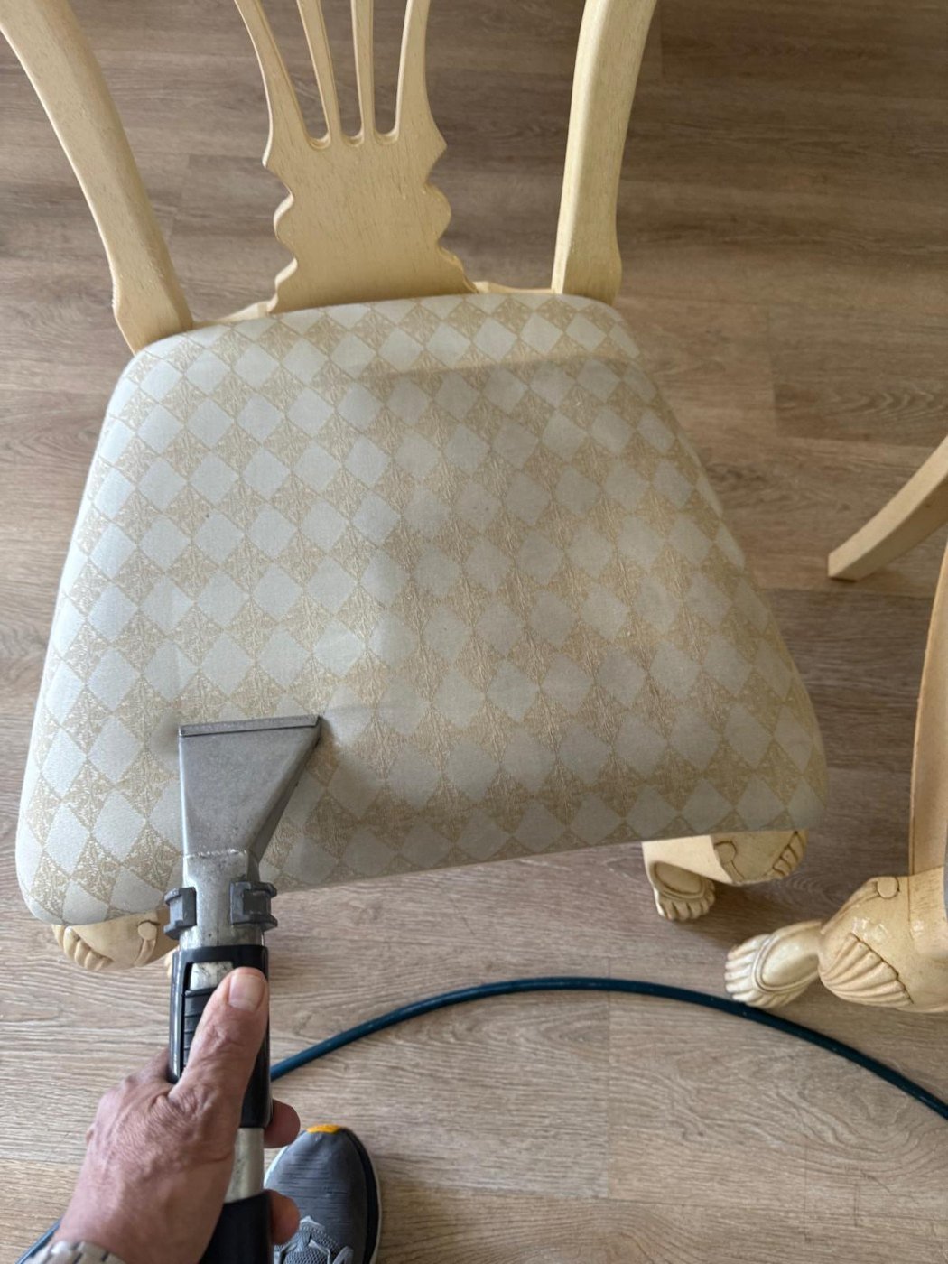 Limpieza de silla de comedor tapizada