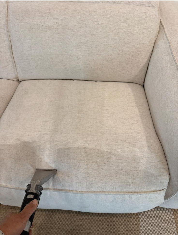 Limpieza de sillón con máquina de extracción